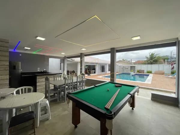 Residência sofisticada com ambientes grandiosos, espaço para jogos e lazer completo em 2 lotes à venda em Peruíbe