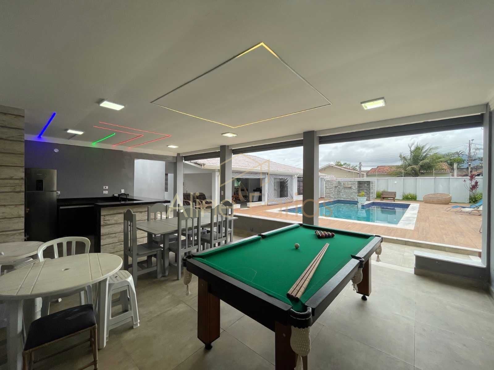 Residência sofisticada com ambientes grandiosos, espaço para jogos e lazer completo em 2 lotes à venda em Peruíbe