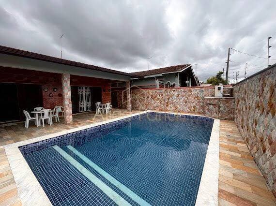 Casa térrea com 500m² de terreno, piscina aquecida e 3 dormitórios à venda em Peruíbe