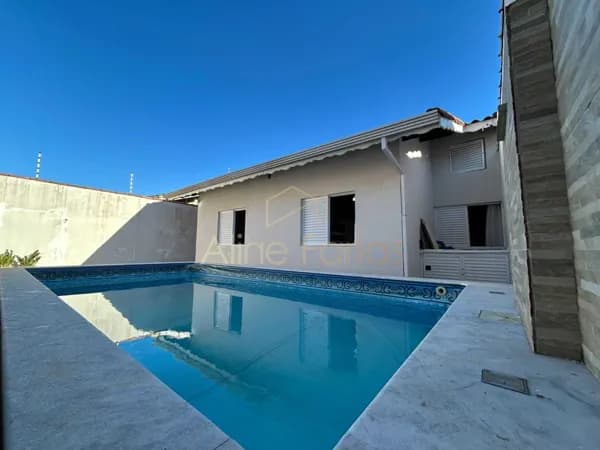 Casa com área externa completa e ideal para lazer à venda em Peruíbe