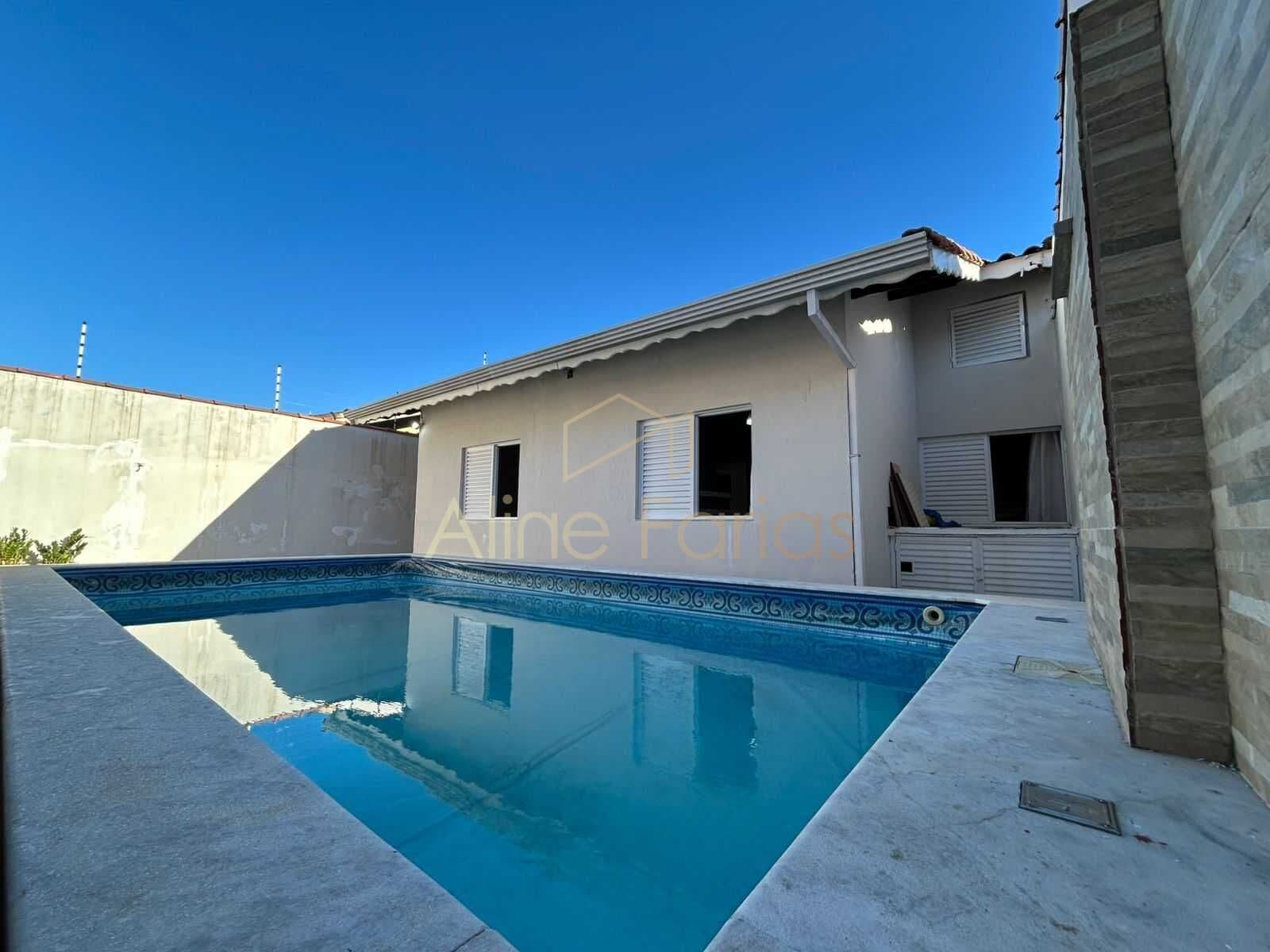 Casa com área externa completa e ideal para lazer à venda em Peruíbe