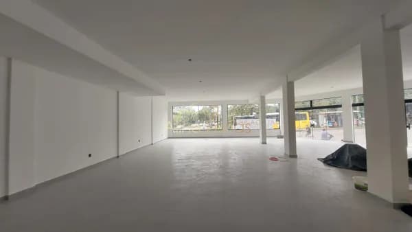 Salão comercial com 200 m² para locação em frente à prefeitura de Peruíbe