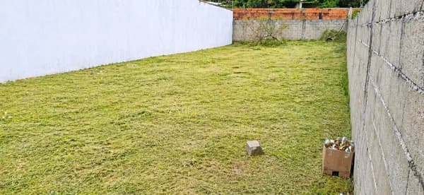 Terreno de esquina com 252,60 m², murado e pronto para construir à venda em Peruíbe
