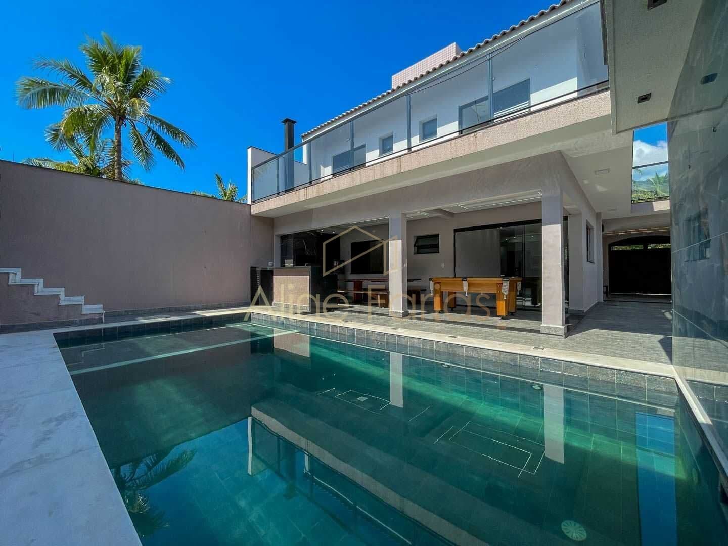 Imóvel de luxo multifuncional com 5 suítes, lazer completo e potencial de renda com kitnets em localização privilegiada à venda em Peruíbe