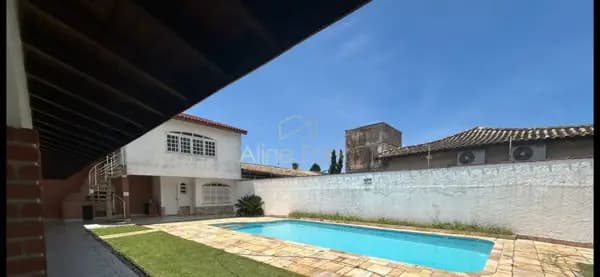 Casa com amplo terreno de 500 m² à venda em Peruíbe