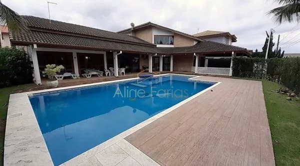 Magnífica casa em condomínio fechado com piscina e amplo terreno à venda em Peruíbe