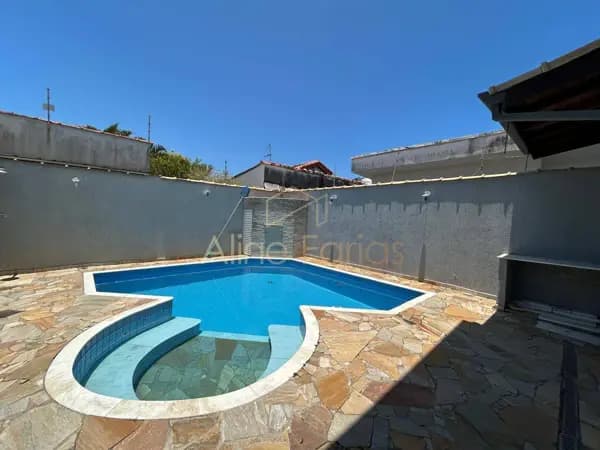 Casa encantadora com piscina, cascata e área gourmet à venda em Peruíbe
