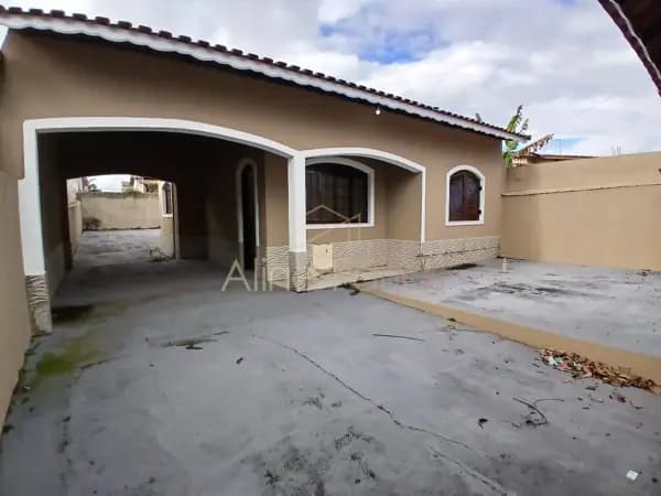 OPORTUNIDADE! Casa com amplo terreno e grande potencial de ampliação à venda em Peruíbe
