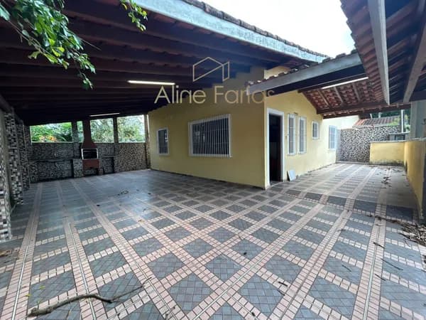 Casa com espaço gourmet e grande área externa à venda em Peruíbe