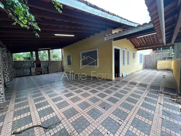 Casa com espaço gourmet e grande área externa à venda em Peruíbe