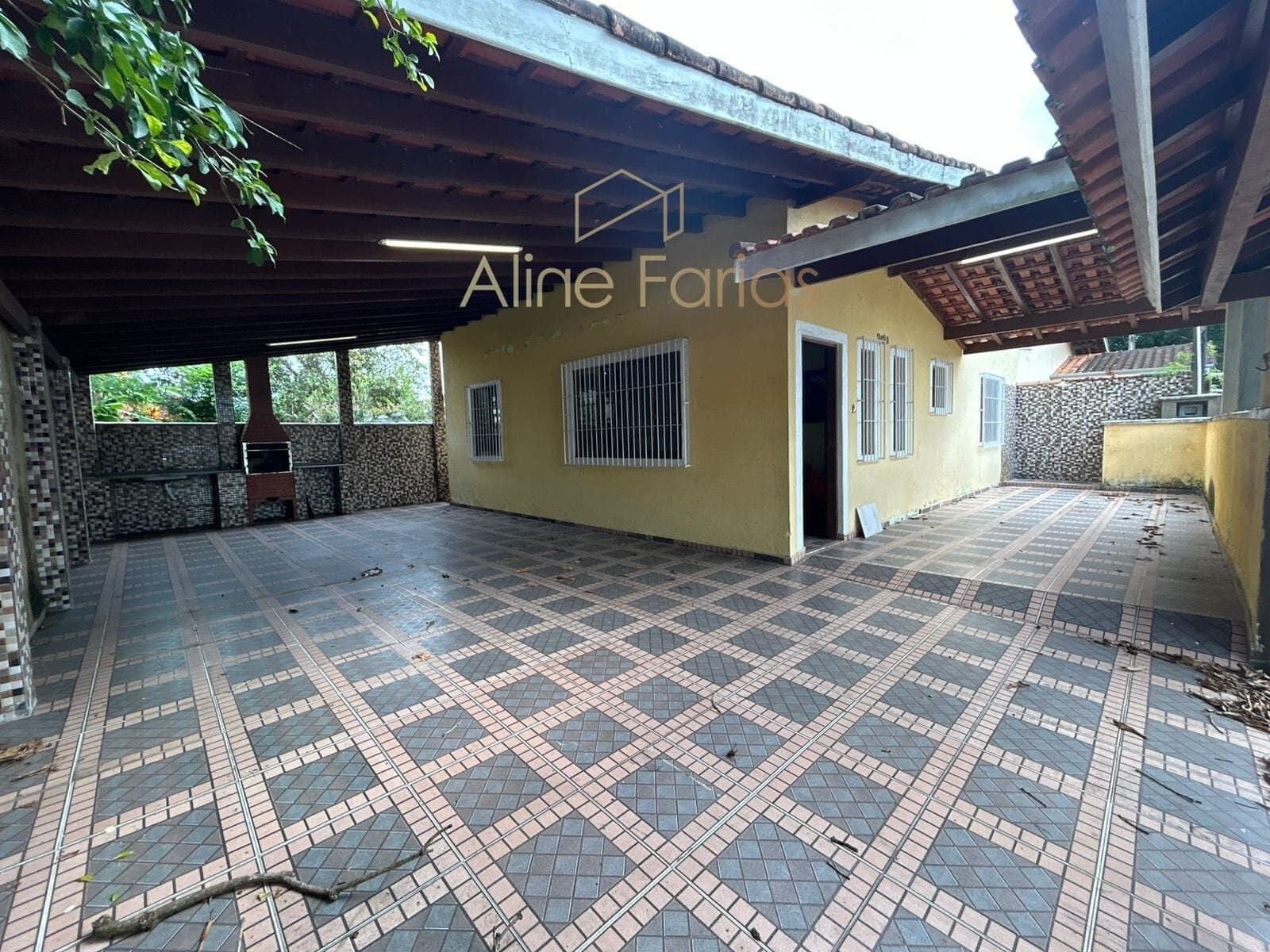 Casa com espaço gourmet e grande área externa à venda em Peruíbe