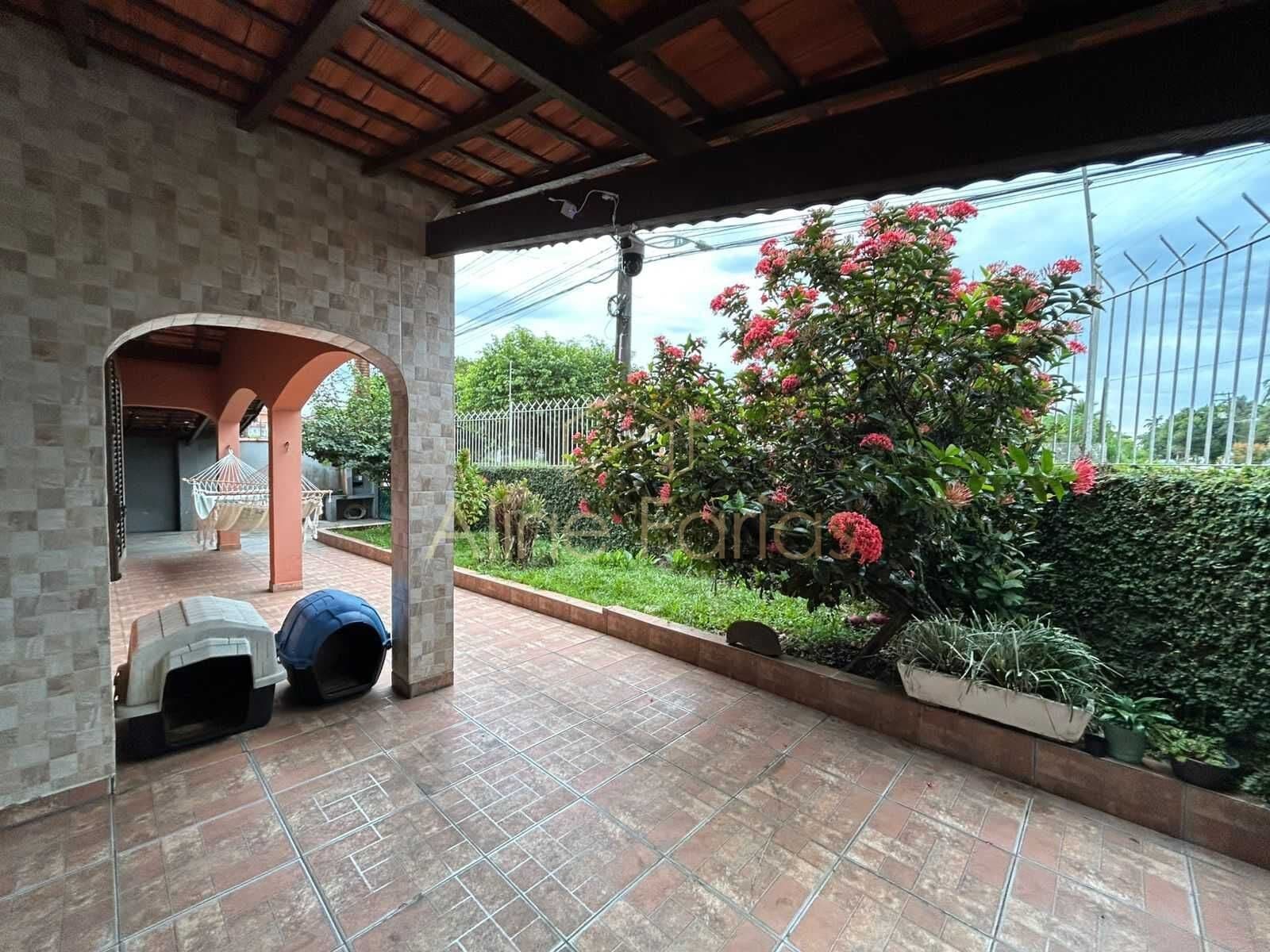 Casa ampla com 4 dormitórios, suíte e excelente quintal à venda em Peruíbe
