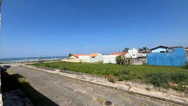 Casa completa a apenas 100 metros do mar em Peruíbe — Locação Temporada