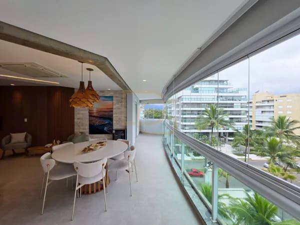Apartamento Mobiliado com 4 Suítes e Acesso à Praia