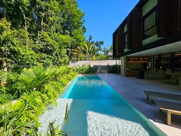 Casa de Alto Padrão com 6 Suítes e Piscina