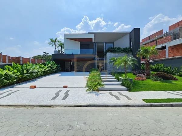 🌴 Mansão de Alto Padrão Próxima à Praia