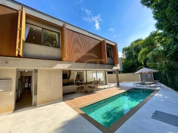 Residência de Alto Padrão com Piscina Privativa e 4 Suítes