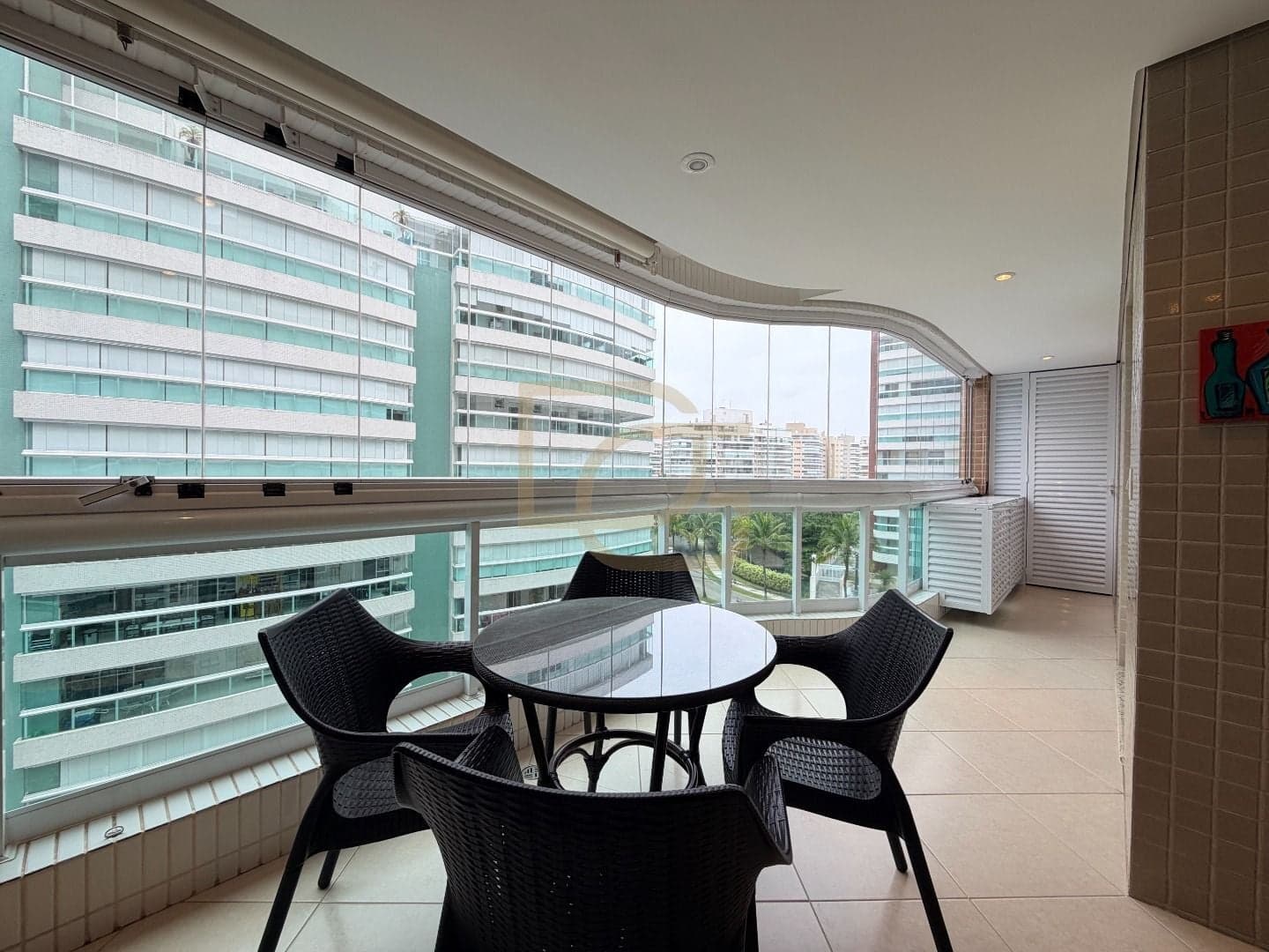 APARTAMENTO MOBILIADO A POUCOS PASSOS DO MAR