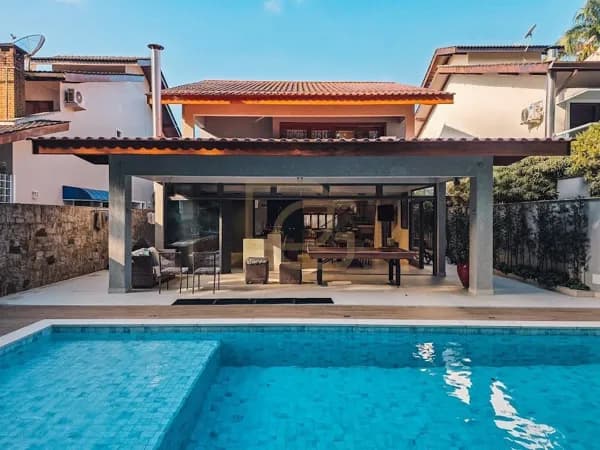 Casa com Piscina Climatizada e Fundo para Área Verde