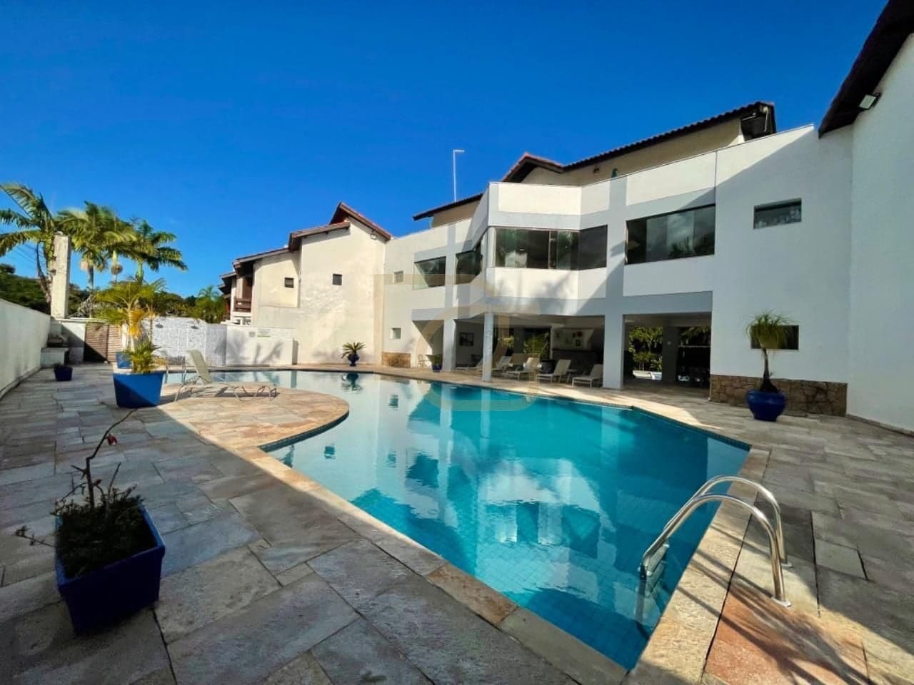 CASA REFORMADA E MOBILIADA A POUCOS PASSOS DO MAR