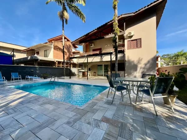 Casa com Piscina e Amplo Quintal | Excelente Localização a 5 Minutos do Shopping