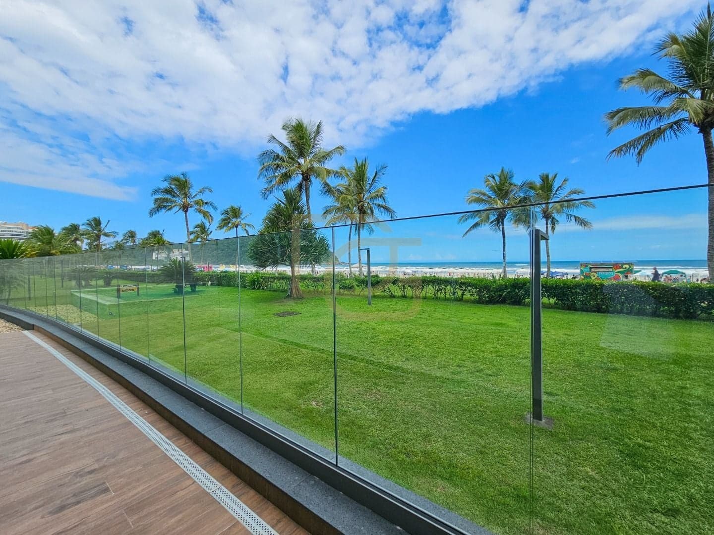 LUXO PÉ NA AREIA COM VISTA DESLUMBRANTE