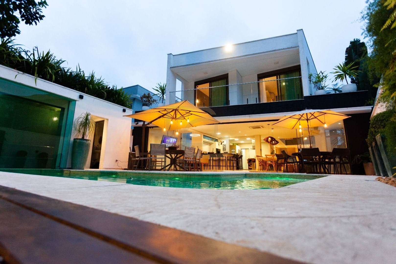 Casa Exclusiva com 5 Suítes e Ampla Área de Lazer no Módulo 21
