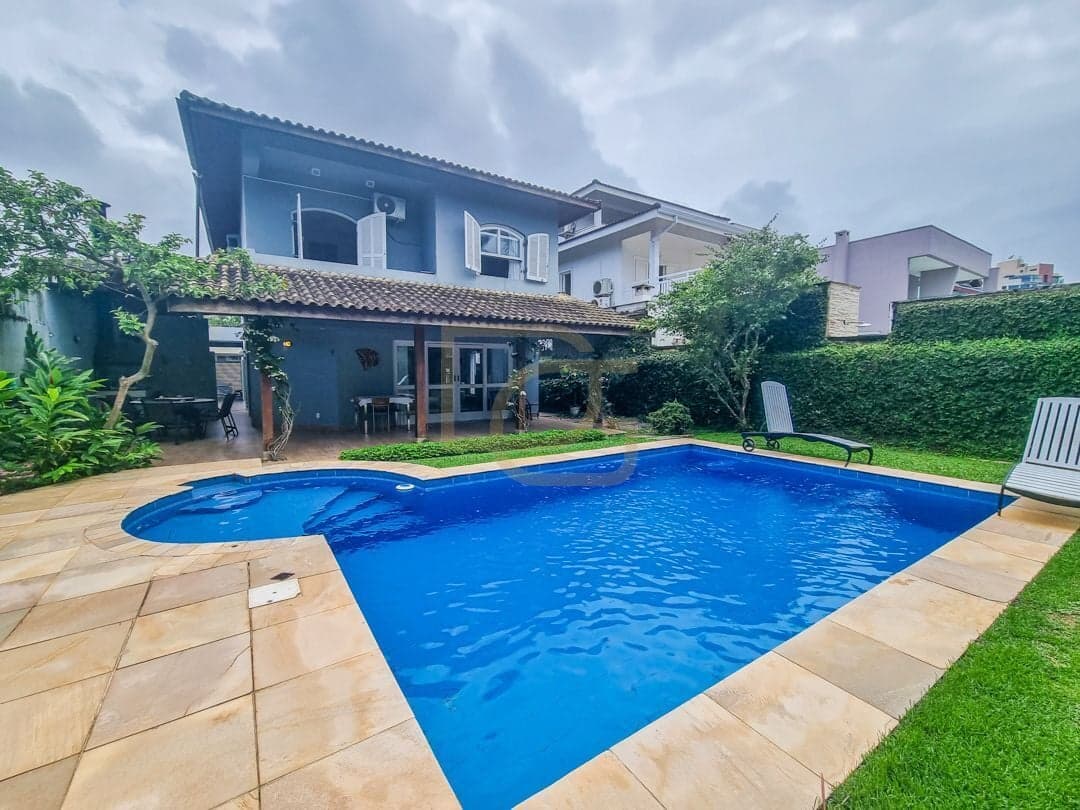 Casa à Venda na Riviera de São Lourenço com 6 Dormitórios a Poucos Metros da Praia