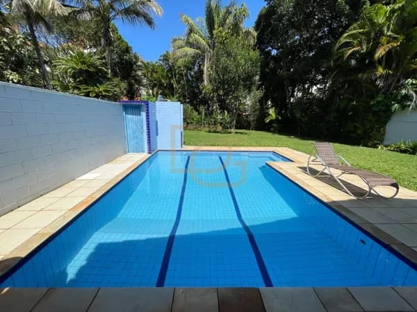 Casa Térrea Exclusiva com Acesso à Praia