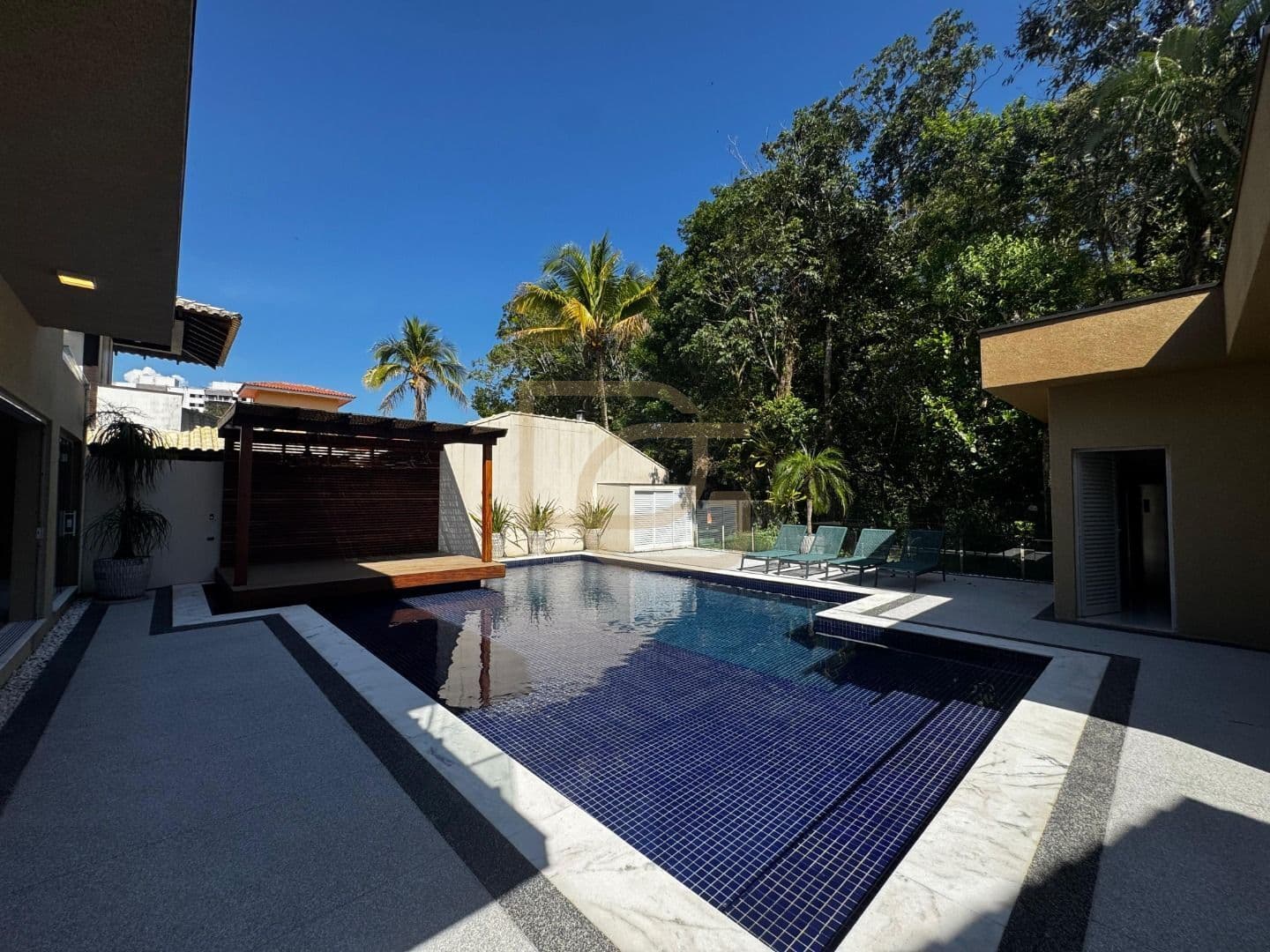 Casa Nova com 5 Suítes a Poucos Passos da Praia