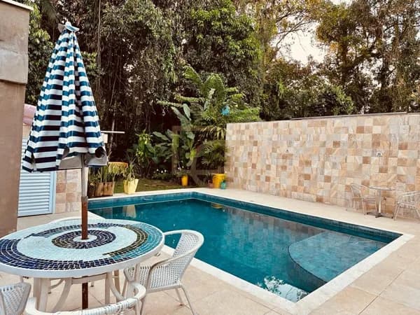 Casa Recém-Reformada com 5 Suítes e Área de Lazer Completa