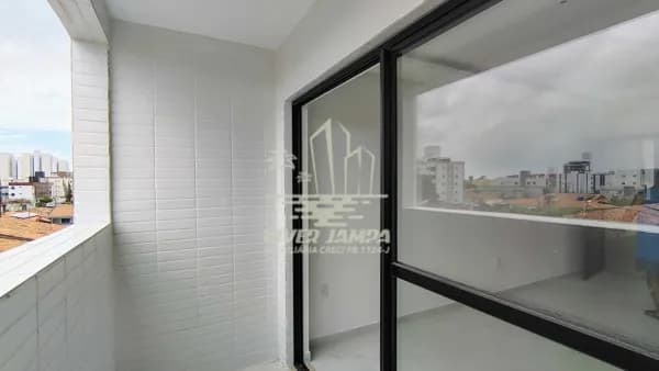 Lindo apartamento com 02 quartos e varanda à venda.