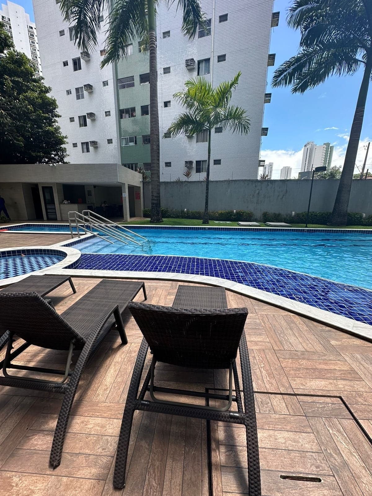 FLAT DE 32M² TOTALMENTE IMOBILIADO 1 QUARTO SALA ACOCHEGANTE WC SOCIAL COZINHA AMERICANA MODERNA AREA DE SERVIÇO E UMA VAGA DE GARAGEM NO BAIRRO DO ROSARINHO