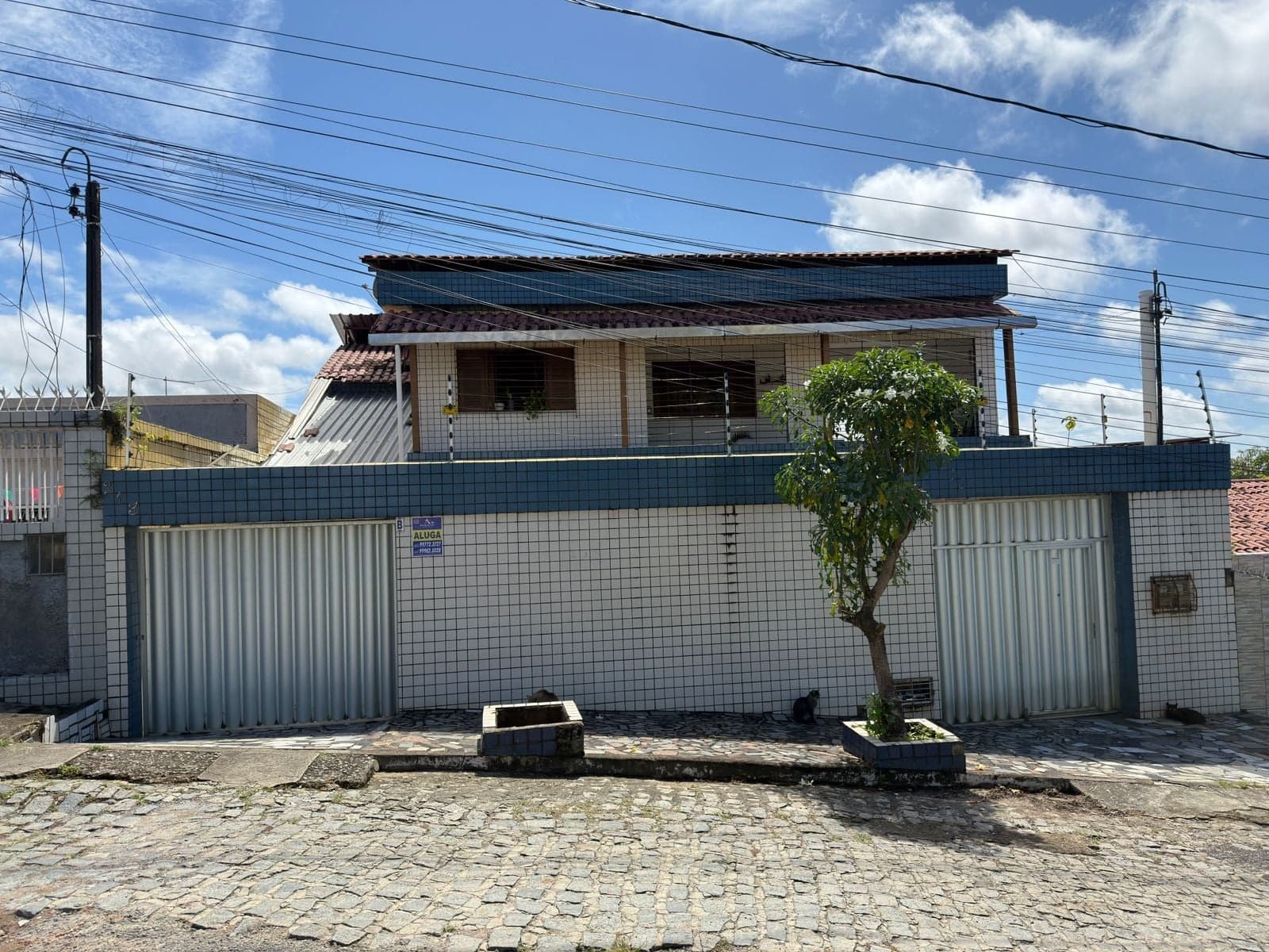 CAJUEIRO PARTE ALTA - CASA LAJEADA E GRADEADA COM TERRAÇO SALA 03 QUARTOS 01 SUITE DCE 04 VAGAS GARAGENS