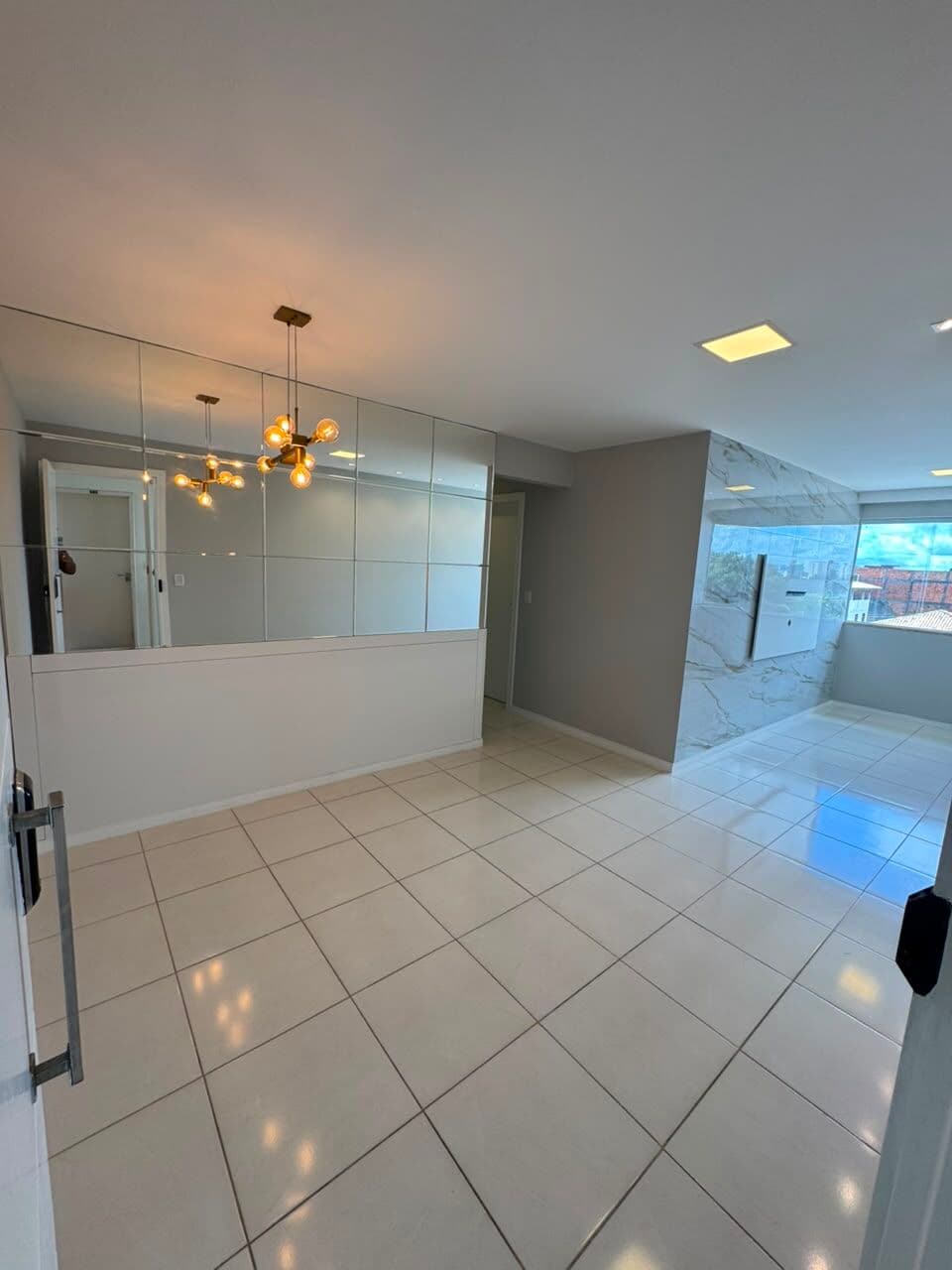 Pitangueiras 2/4 com suíte - Residencial Coliseu