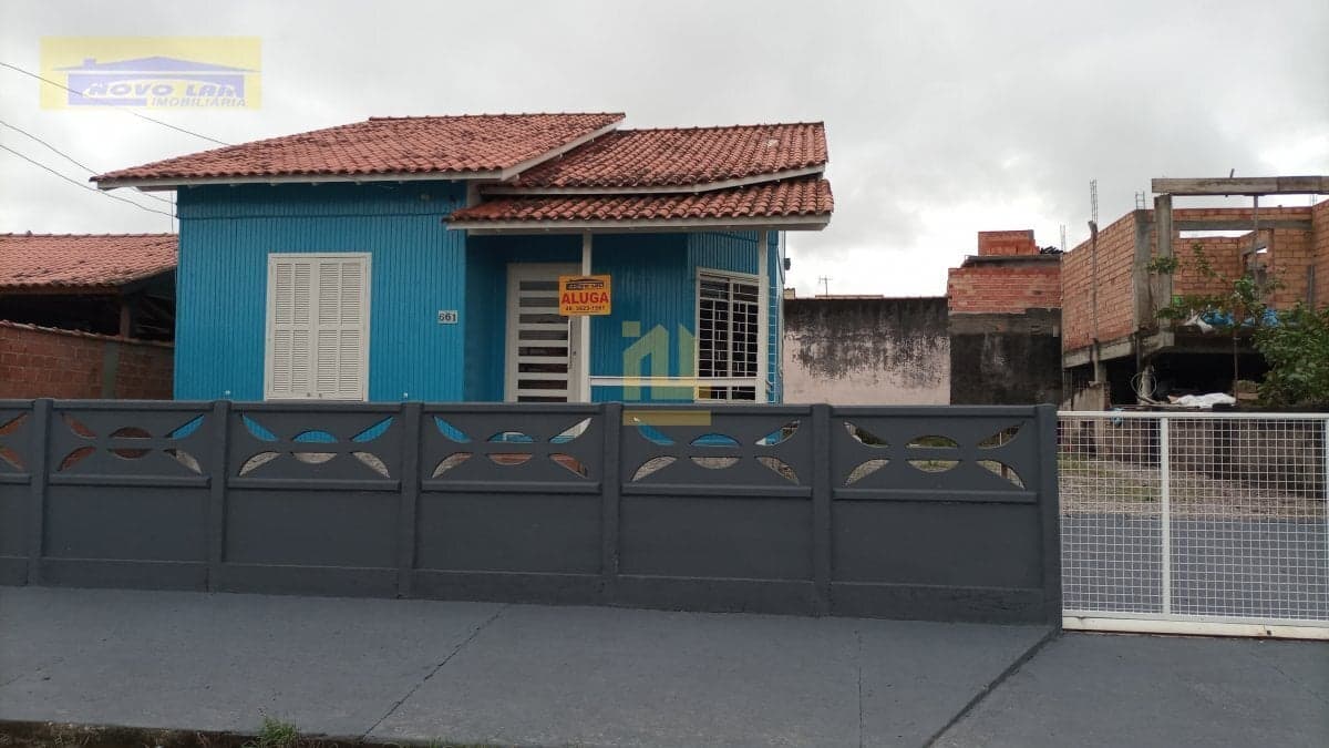 Casa Madeira para Aluguel em Santa Lúcia Capivari de Baixo-SC