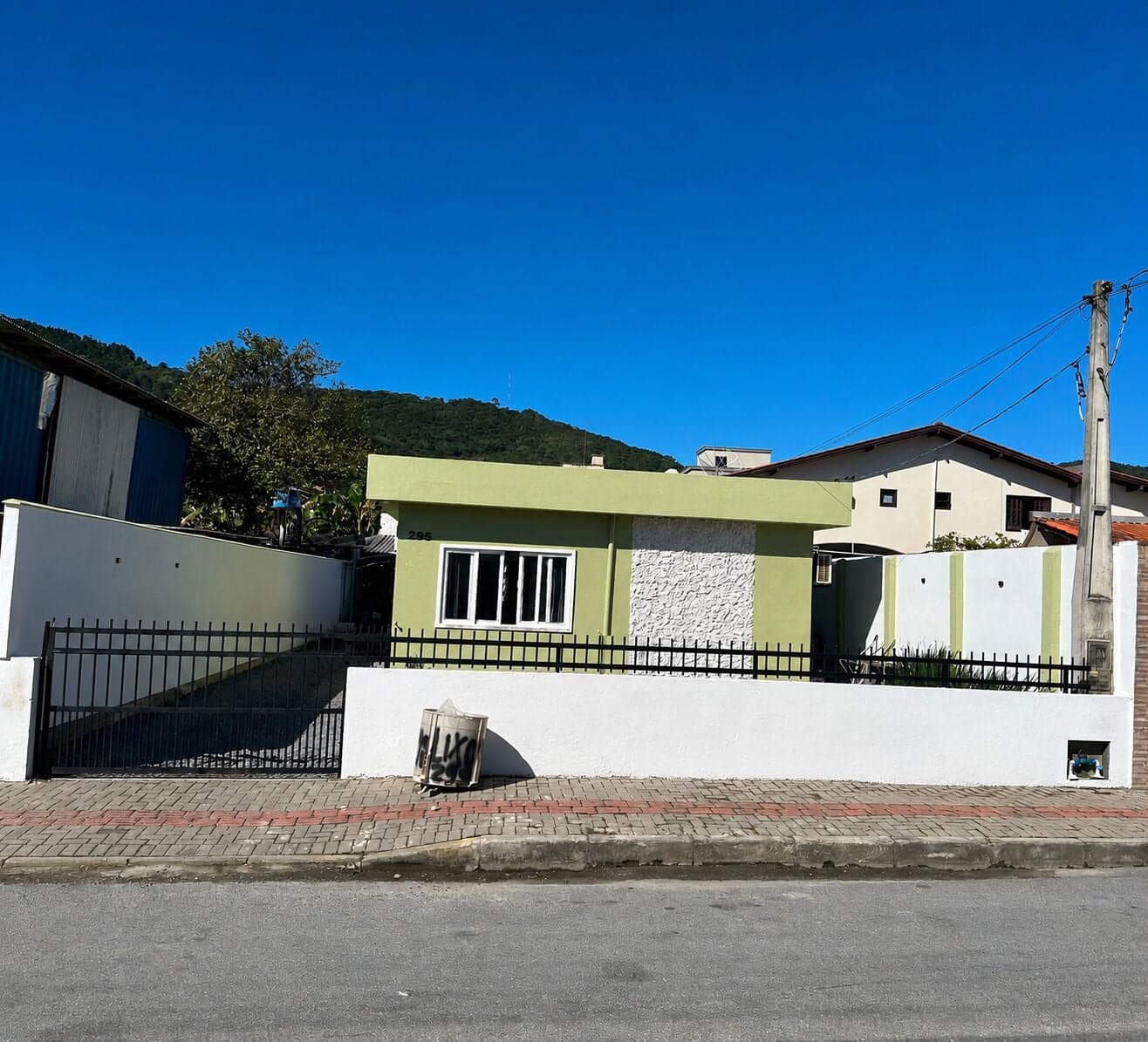 Casa com edícula localizada no Centro de Porto Belo