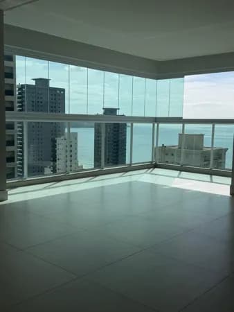 Apartamento de 3 suítes à venda na Meia Praia em Itapema