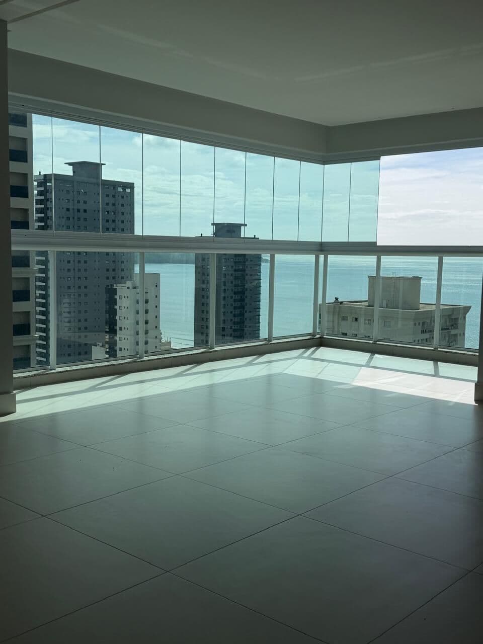 Apartamento de 3 suítes à venda na Meia Praia em Itapema
