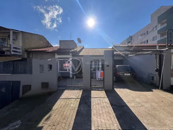Casa com Apartamentos alugados à venda em Serraria - São José