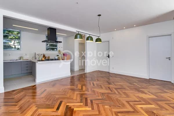 Ícone em Higienópolis: 202m² Totalmente Reformado por Arquiteta, com Varandão e Muita Luz