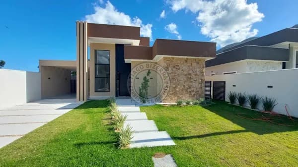 Casa com 3 Quartos (1 Suíte) em Condomínio com Lazer e Natureza