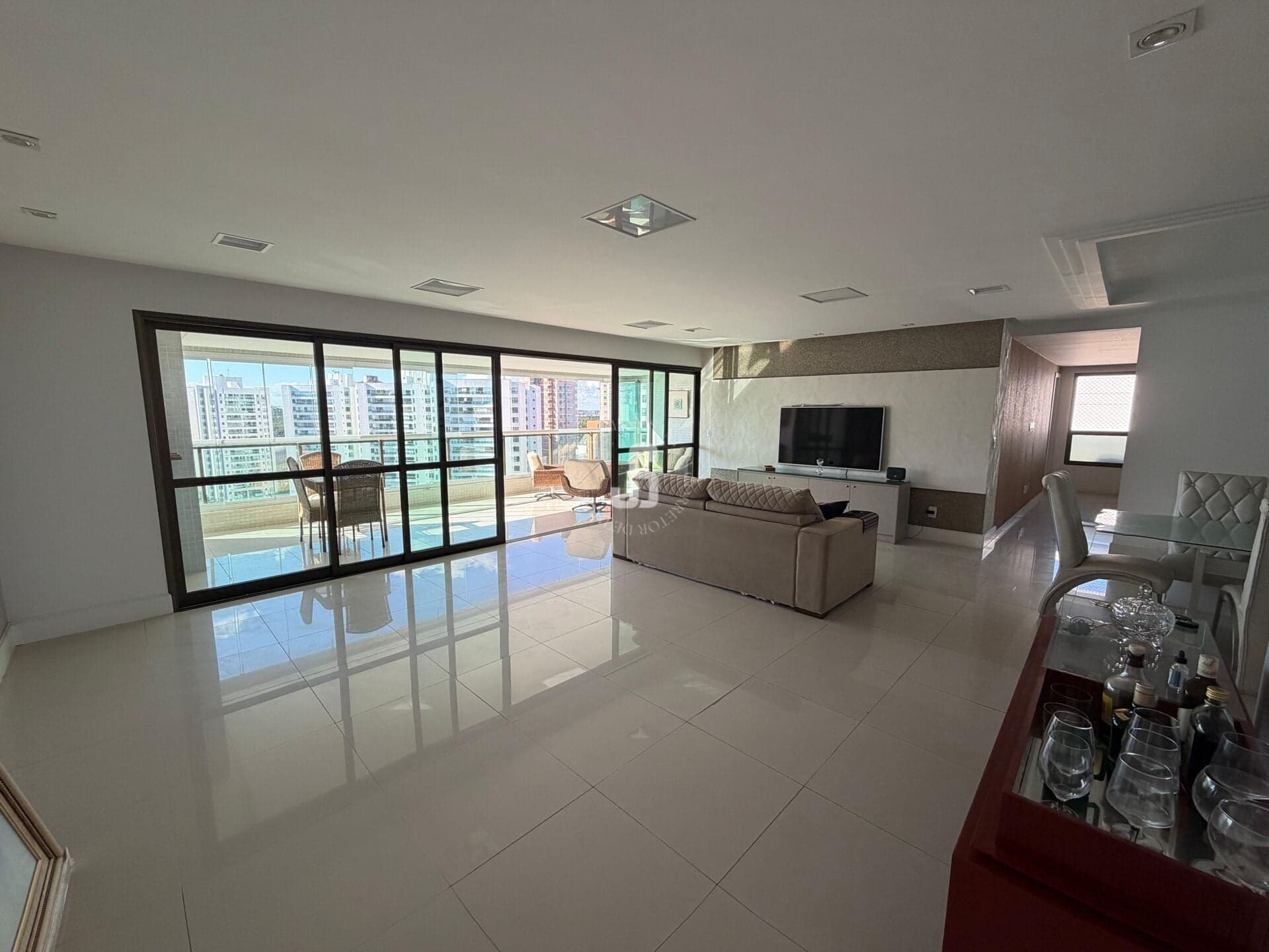 Apartamento 3 suítes à venda em Patamares/Av. Paralela, 243m², andar alto e 4 vagas