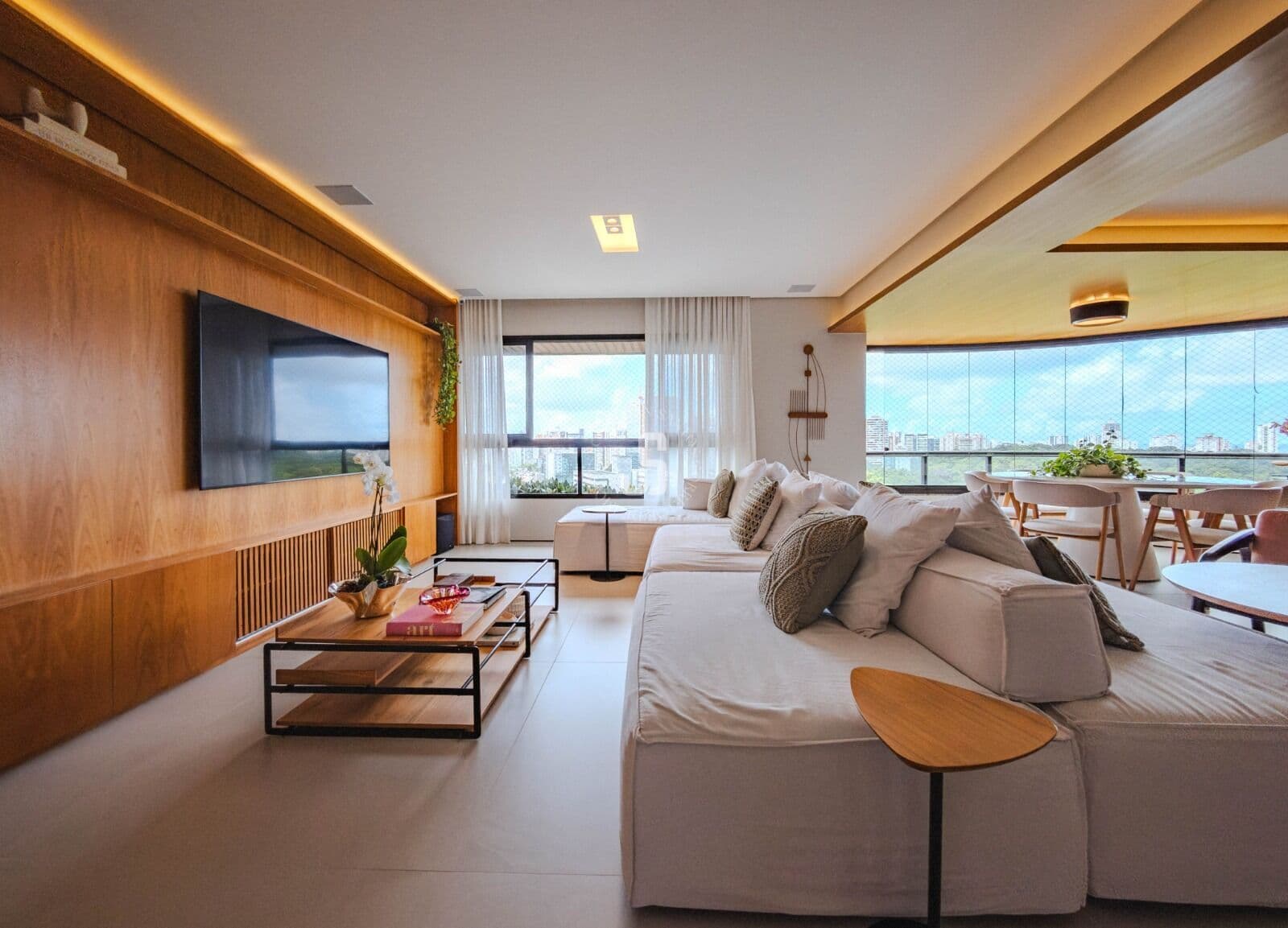 Apartamento 4 suítes à venda no Itaigara, 255m², 4 vagas e dependência completa