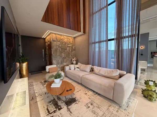 Casa Alto Padrão Porteira Fechada com Piscina e 3 Suítes.