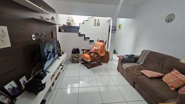 Sobrado à Venda a 800 Metros da Praia do Indaiá, Bertioga