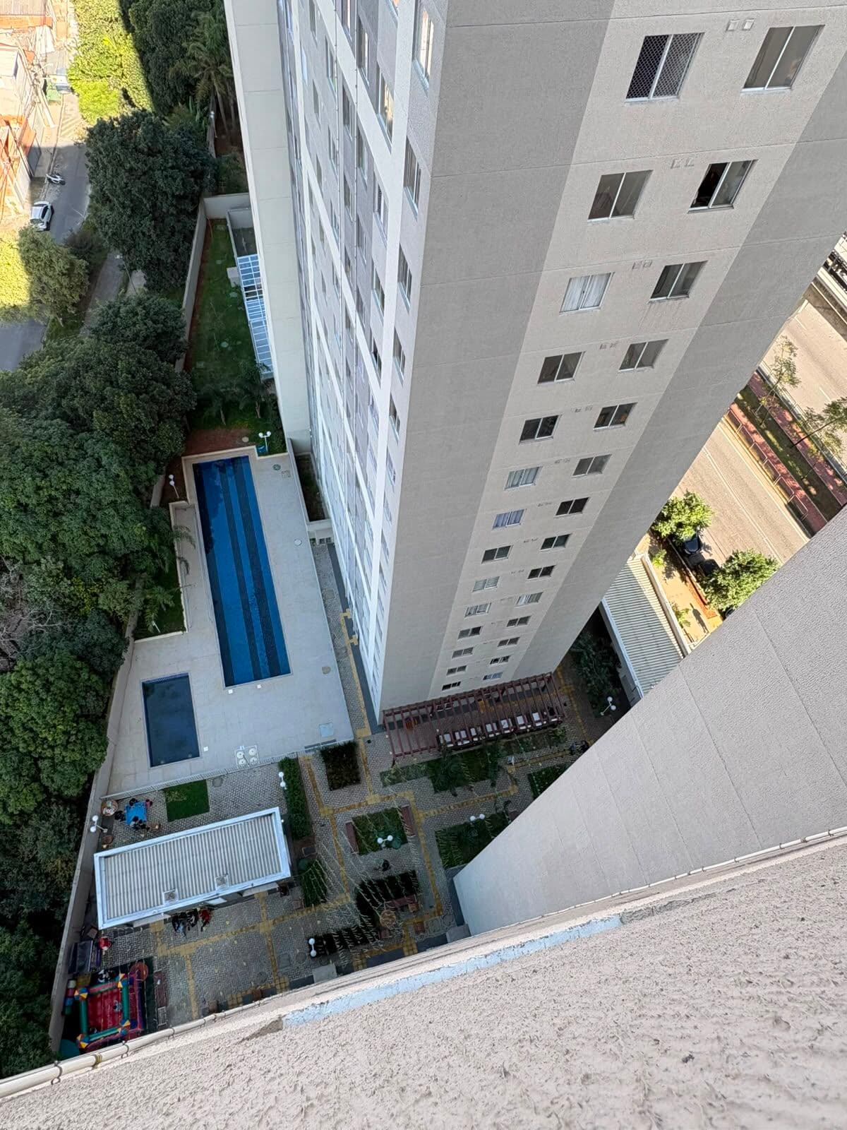 Apartamento à Venda com 2 Dormitórios no 17º Andar Próximo à Estação Jardim Planalto