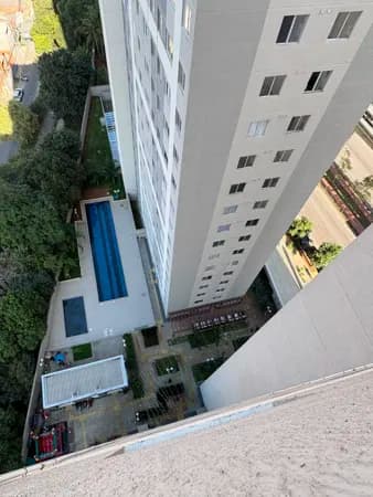 Apartamento à Venda com 2 Dormitórios no 17º Andar Próximo à Estação Jardim Planalto