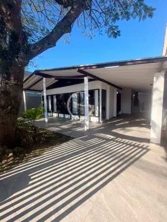 CASA DE ALTO PADRÃO EM PRAIA DE LESTE – PORTEIRA FECHADA, REFORMADA E PRONTA PARA MORAR