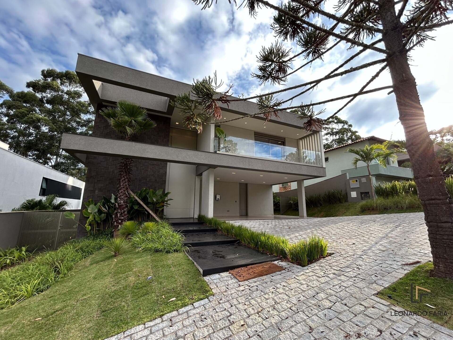 Casa com 5 suítes - Condomínio das Árvores